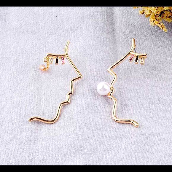 Human figure asymmetrical stud earring - Picture 1 of 3